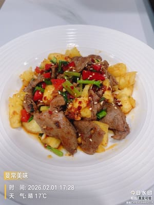 Mettere il manzo saltato in padella e i contorni in una ciotola capiente, aggiungere 2 cucchiai di salsa essenziale, quindi versare i pezzi di ananas ammollati, mescolare bene ed è pronto da mangiare!