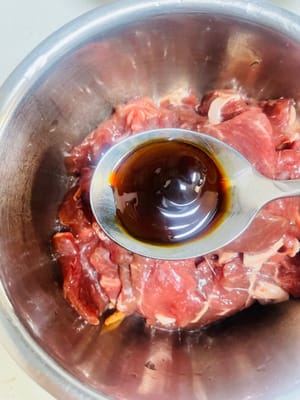 Aggiungere alla carne macinata un pizzico di bicarbonato, 1 cucchiaio di salsa di soia leggera, mezzo cucchiaio di salsa di ostriche, 1 cucchiaio di vino da cucina, zenzero grattugiato e un pizzico di pepe nero. Mescolare bene a mano e lasciare marinare per almeno 30 minuti (per rendere la carne tenera e succosa).