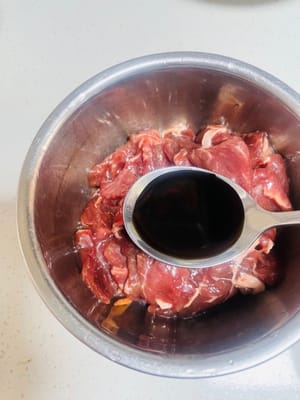 Aggiungere alla carne macinata un pizzico di bicarbonato, 1 cucchiaio di salsa di soia leggera, mezzo cucchiaio di salsa di ostriche, 1 cucchiaio di vino da cucina, zenzero grattugiato e un pizzico di pepe nero. Mescolare bene a mano e lasciare marinare per almeno 30 minuti (per rendere la carne tenera e succosa).