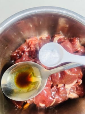 Aggiungere alla carne macinata un pizzico di bicarbonato, 1 cucchiaio di salsa di soia leggera, mezzo cucchiaio di salsa di ostriche, 1 cucchiaio di vino da cucina, zenzero grattugiato e un pizzico di pepe nero. Mescolare bene a mano e lasciare marinare per almeno 30 minuti (per rendere la carne tenera e succosa).