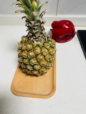Tagliare l'ananas a pezzetti e metterli a bagno in acqua salata per 1 ora. Questo eliminerà l'astringenza e renderà il sapore più dolce.