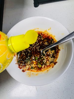 Scaldate un po' d'olio in una padella, versatelo sulla salsa sfrigolando per farla sprigionare, quindi aggiungete 1 cucchiaio di salsa di ostriche, 2 cucchiai di salsa di soia chiara, mezzo cucchiaio di zucchero bianco e qualche goccia di succo di limone. Mescolate bene e la salsa soul è pronta.