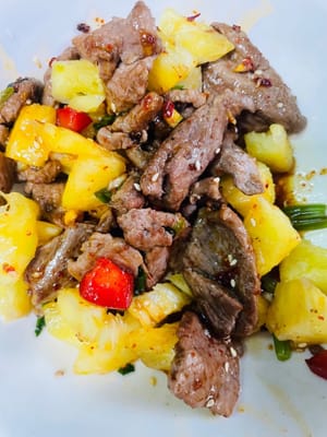 Mettere il manzo saltato in padella e i contorni in una ciotola capiente, aggiungere 2 cucchiai di salsa essenziale, quindi versare i pezzi di ananas ammollati, mescolare bene ed è pronto da mangiare!