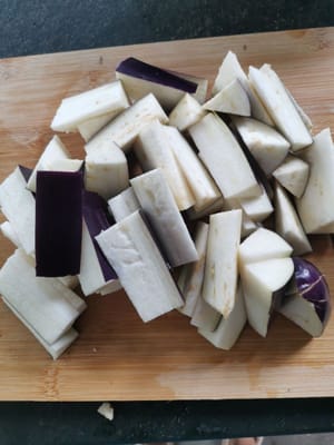 Die Aubergine waschen und in 3 cm dicke Stücke schneiden.