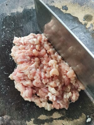 Dann das Hühnerfleisch hacken