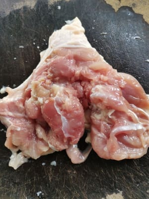 Das Hähnchen gründlich waschen, anschließend entbeinen und abtrocknen.