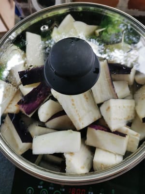 Die Aubergine 5 Minuten dämpfen