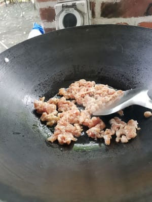 dann das Hackfleisch hineingeben