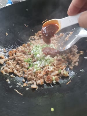dann Knoblauch, Frühlingszwiebeln, Würzsauce, Zucker,