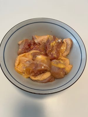 Cortar el muslo de pollo en trozos, mezclar con salsa de soja, pimienta blanca, un poco de sal y maicena, luego agregar un poco de aceite y marinar durante 15 minutos.