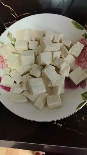 냄비에 물을 끓이고, 잘게 썬 두부를 넣은 후 소금 1티스푼을 넣고 2분간 삶습니다. 이렇게 하면 두부가 부서지는 것을 방지할 수 있습니다. 두부가 익으면 건져내고 물기를 빼줍니다.