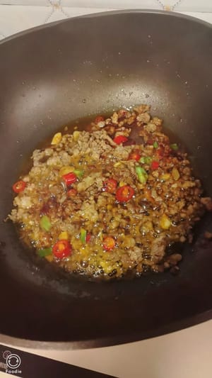 그런 다음 파, 생강, 마늘, 고추를 넣고 된장 1티스푼을 넣어 향이 나고 기름이 붉게 변할 때까지 볶습니다.