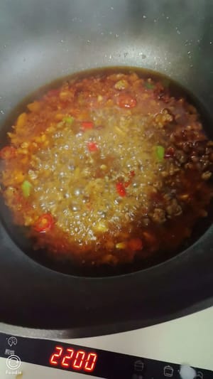 요리용 술 1티스푼을 두르고, 물 한 그릇을 부은 다음, 소금 2g, 사천 후추 가루, 간장 1티스푼을 넣고 두부를 넣습니다.