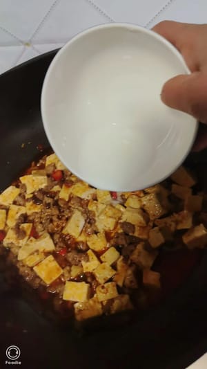 끓인 후, 전분물을 조금씩 여러 번 부어 소스를 걸쭉하게 만들고 두부에 골고루 묻도록 합니다. 마지막으로 다진 파를 뿌리면 완성입니다.