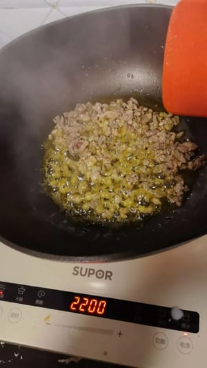 웍에 기름을 두르고 달군 후 다진 고기를 넣고 고기가 익고 서로 달라붙지 않을 때까지 볶습니다.