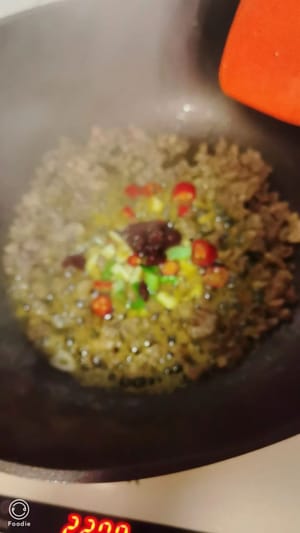 그런 다음 파, 생강, 마늘, 고추를 넣고 된장 1티스푼을 넣어 향이 나고 기름이 붉게 변할 때까지 볶습니다.