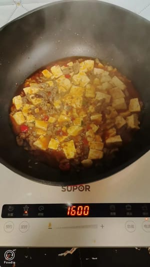 요리용 술 1티스푼을 두르고, 물 한 그릇을 부은 다음, 소금 2g, 사천 후추 가루, 간장 1티스푼을 넣고 두부를 넣습니다.