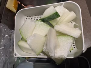 Couper le melon d'hiver en morceaux