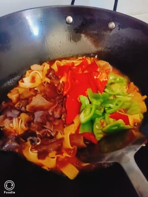 Add 20g of black fungus, 15g of green and red pepper, and some salt, stir-fry until cooked, about 5 minutes. Prepare to serve.