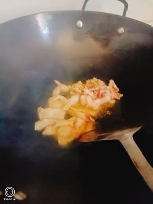Heat a pan with a little oil, pour 50 grams of chopped pork into the pan and stir-fry to release the oil.