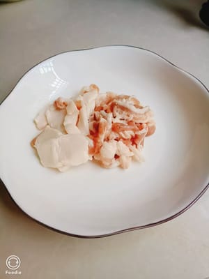 Cut the pork into thin strips.