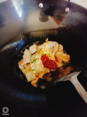 Add 10g ginger and garlic each and 1 tablespoon of bean paste. Stir-fry quickly until the red oil comes out.