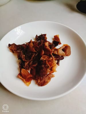 Tear the fungus into pieces.