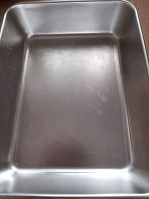 ベーキングパンを用意し、少量の食用油を塗り、ワジクの混合物を流し込みます。固まるまで押し固め、バナナの葉で覆います。バナナの葉の香りが残るように、冷めるまで待ちます。
