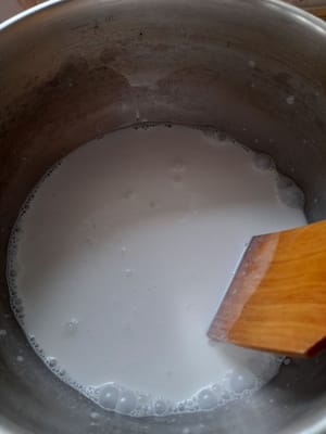 ココナッツミルク（インスタントココナッツミルク 130 ミリリットルと水 100 ミリリットル + 塩小さじ 1/2 杯）を弱火で沸騰するまで加熱します。その後、火から下ろします。