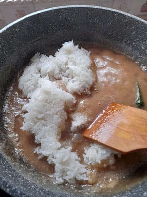 2分間、小さな泡が立つまでかき混ぜながら沸騰させたら、炊いたもち米を加えてかき混ぜます。砂糖水が減り、もち米が少し硬くなってかき混ぜるのが重くなるまで煮ます。