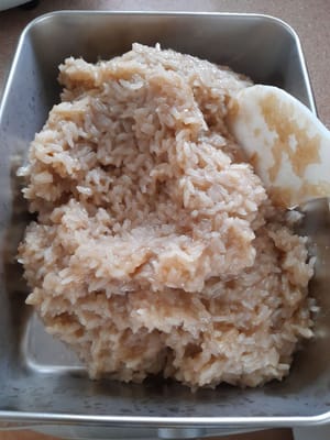 ベーキングパンを用意し、少量の食用油を塗り、ワジクの混合物を流し込みます。固まるまで押し固め、バナナの葉で覆います。バナナの葉の香りが残るように、冷めるまで待ちます。