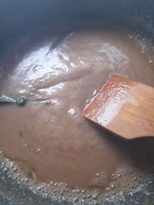 2分間、小さな泡が立つまでかき混ぜながら沸騰させたら、炊いたもち米を加えてかき混ぜます。砂糖水が減り、もち米が少し硬くなってかき混ぜるのが重くなるまで煮ます。