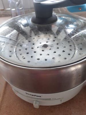 蒸し器を熱し、もち米とパンダンの葉を入れて 15 分間蒸します (均一に火が通るように時々かき混ぜます)。その後、蓋をします。