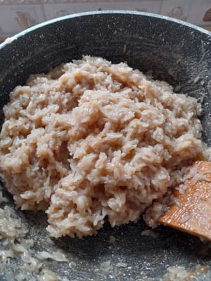 Tras hervir con pequeñas burbujas durante 2 minutos, removiendo, añadir el arroz glutinoso cocido y remover. Cocinar hasta que el agua azucarada se reduzca y la textura del arroz glutinoso se endurezca y resulte pesada al removerlo.