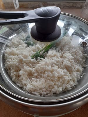 Calienta la vaporera y cocina al vapor el arroz glutinoso y las hojas de pandan durante 15 minutos (revuelve de vez en cuando para que se cocinen de manera uniforme) luego tapa.