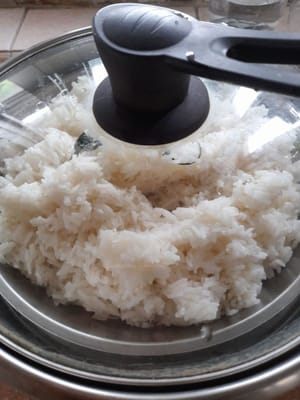 Después de 15 minutos de cocinar el arroz glutinoso al vapor, retírelo y mézclelo en un recipiente con la leche de coco previamente cocinada. Remueva bien y cocine al vapor durante 20 minutos más. Reserve. Luego, tape.