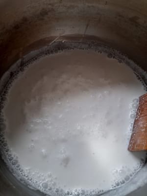 Mientras calentamos la leche de coco (130 mililitros de leche de coco instantánea y 100 mililitros de agua + 1/2 cucharadita de sal. hasta que hierva a fuego lento. Luego retiramos del fuego.