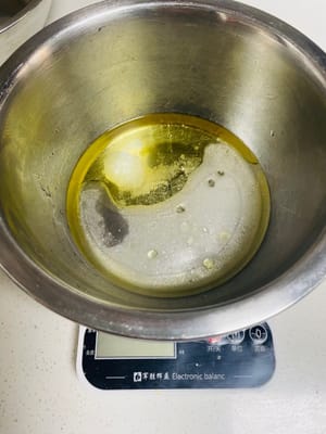 50 g Maisöl, 50 g Wasser, 20 g weißen Zucker und 5 g Salz abwiegen, in eine Schüssel geben und gut verrühren.