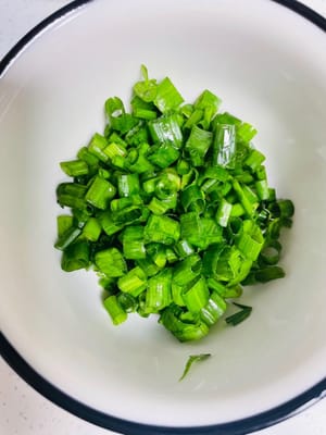 20 g gehackte Frühlingszwiebeln