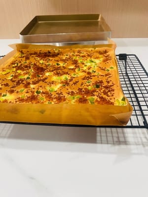 Nach dem Backen aus dem Ofen nehmen, das Backblech aus 20 cm Höhe schütteln und die Hitze abschütteln, den Kuchen herausziehen und zum Abkühlen auf das Backnetz legen. Achten Sie darauf, den Rand des Wachstuchs nicht zu zerreißen! Andernfalls ist der Rand nach dem Abkühlen sehr trocken und kann sich leicht wellen und reißen!