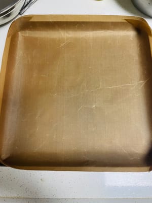 Backblech mit heißem Öltuch oder Wachspapier auslegen