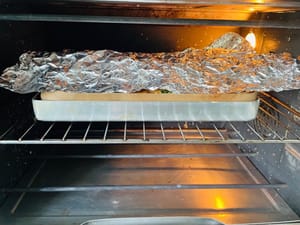 Bei 150 Grad auf der mittleren Ebene 20 Minuten backen. Nach etwa 12 Minuten die Farbe beobachten und dann entscheiden, ob Alufolie hinzugefügt wird.