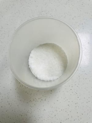40 g weißen Zucker abwiegen