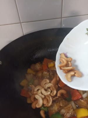 Terakhir tambahkan cashew nuts goreng hingga kuah nya mengental dan