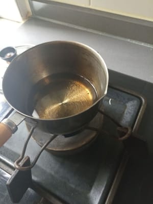 Tambahkan minyak untuk menggoreng cashew nuts minyak Kira Kira saja