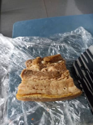 Ambil pork belly tadi kemudian potong tipis tipis atau menurut selera masing masing