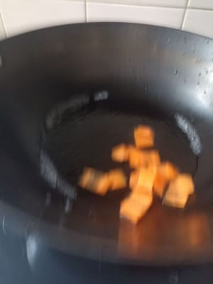 Masukan carrot yang telah di potong rebus setengah matang atau menurut selera untuk kelembutannya