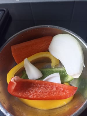 Lanjutkan kita kupas carrot bawang bombay dan cuci paprika kemudian
