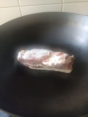 Masukan pork belly kedalam kuali dengan cara bagian kulit nya letak bagian bawah untuk menhasilkan bagian kulit yang cantik