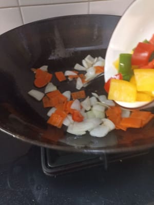 Langsung saja tambahkan bawang Bombay carrot Dan paprika kemudian tumis tumis